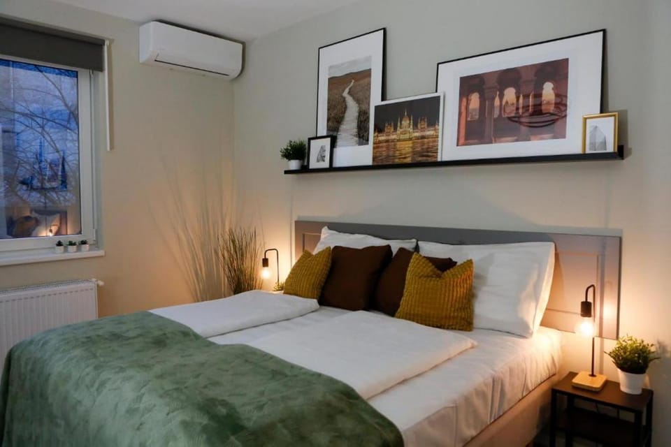 Bed, Photo of the whole room, Bedroom, air conditioner