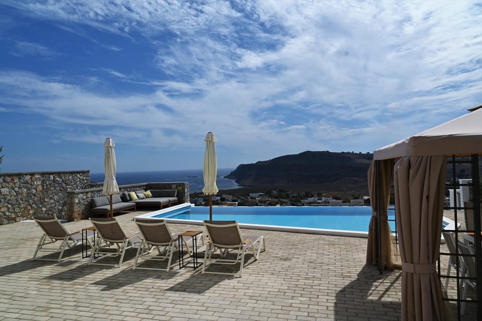 Patio, Pool view, Swimming pool, sunbed