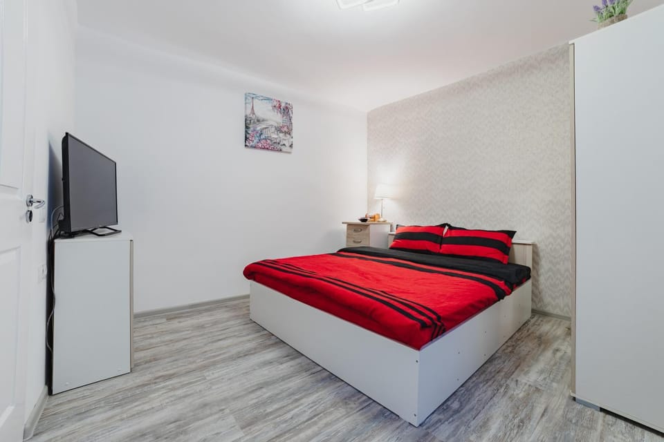 Communal lounge/ TV room, Bed, TV and multimedia, Photo of the whole room, Bedroom, furniture, heating, locker, soundproof, towels