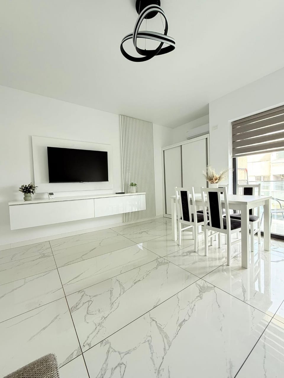 Communal lounge/ TV room, TV and multimedia, Living room, Seating area, Dining area