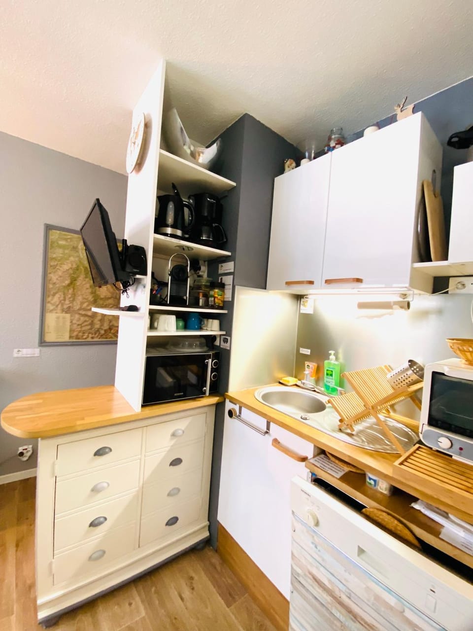 Kitchen or kitchenette