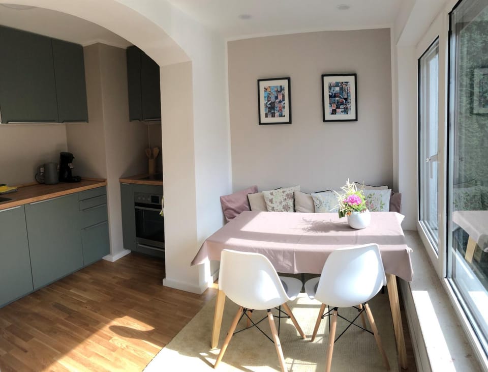 Kitchen or kitchenette, Seating area, Dining area, Garden view