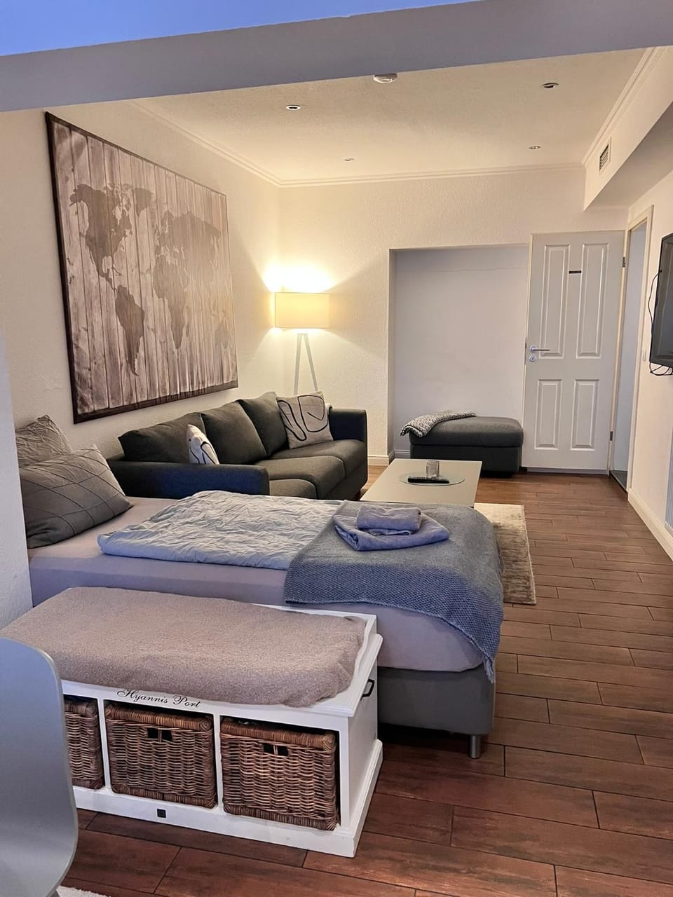 Bed, TV and multimedia, Seating area