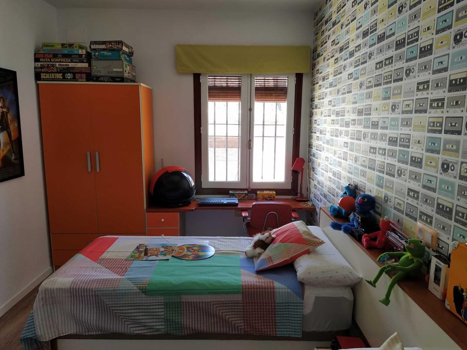 Bed, Seating area, Bedroom