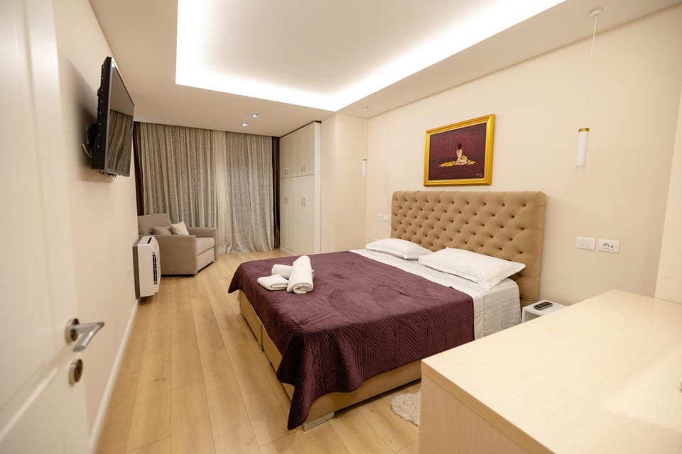 Bed, TV and multimedia, Photo of the whole room, Bedroom