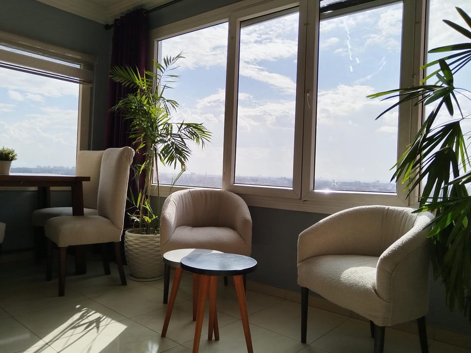 The Traveler's Nile Retreat-Work, Heal & Wake to Pyramids Apartment in Cairo Governorate