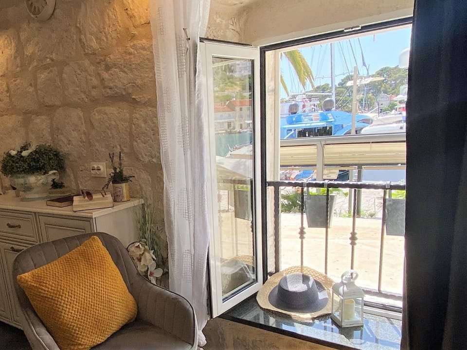 Seating area, City view, Sea view