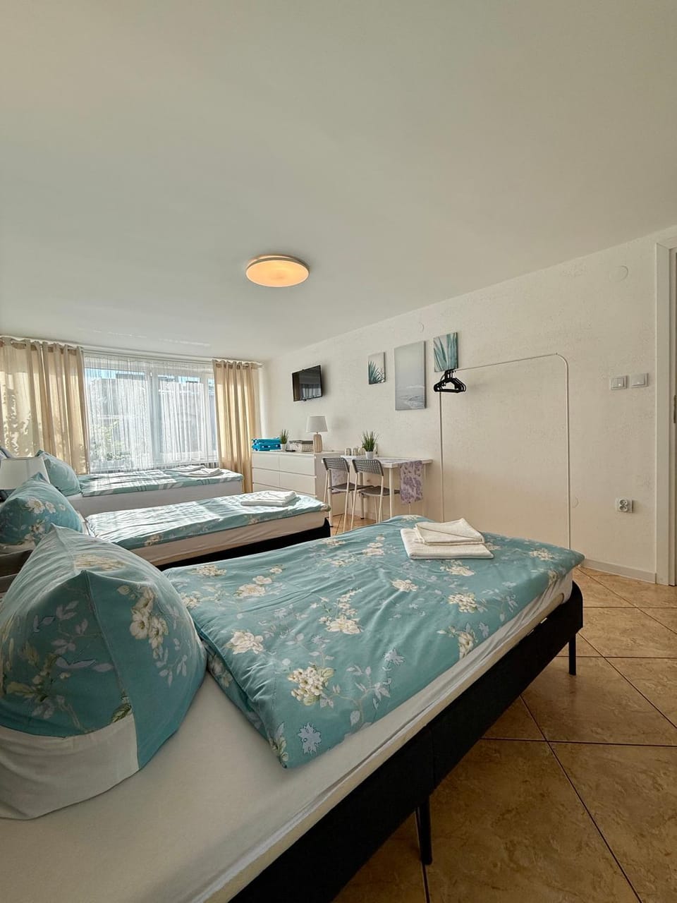 TV and multimedia, Photo of the whole room, Bedroom