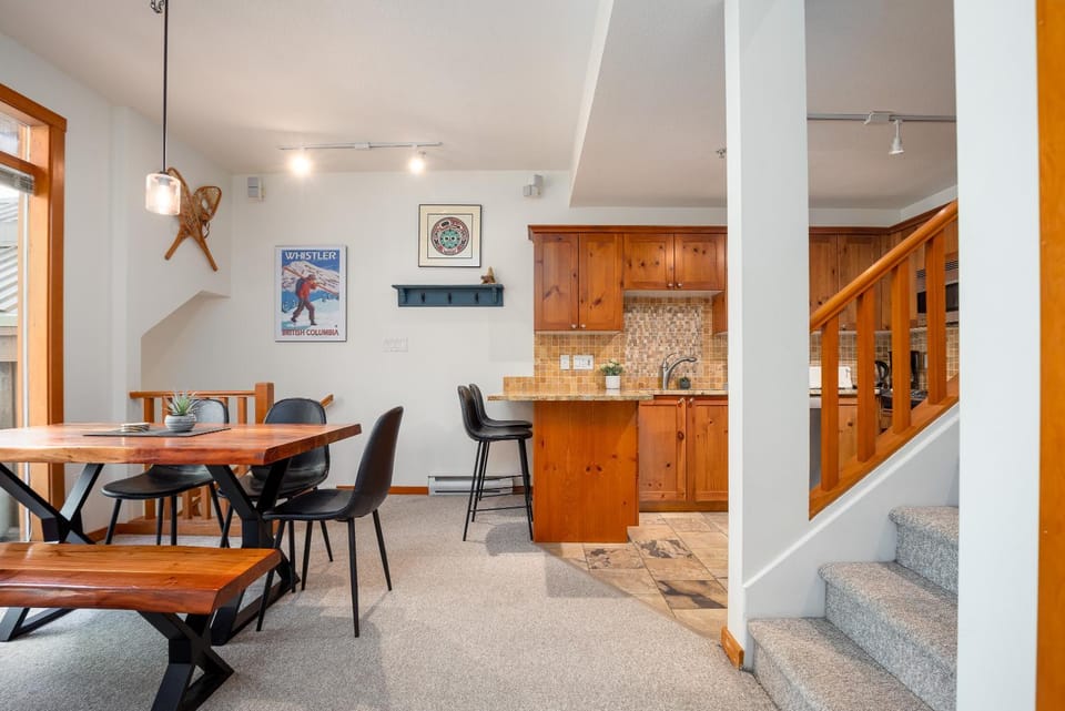 Kitchen or kitchenette, Seating area, Dining area