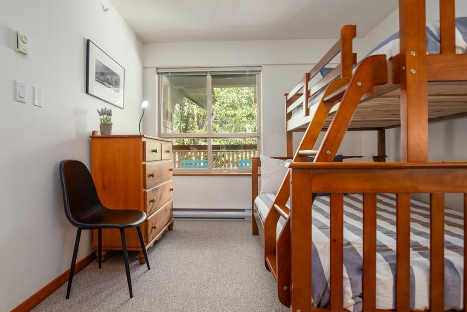 Bedroom, bunk bed