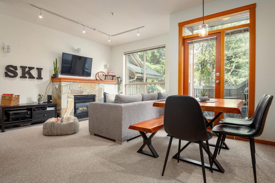 TV and multimedia, Living room, Dining area