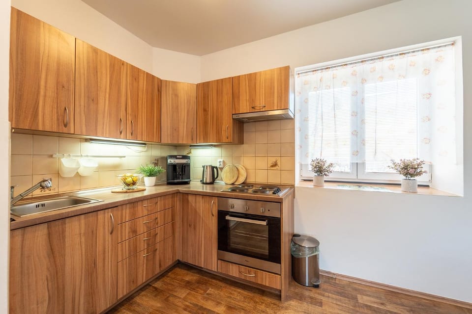 Coffee/tea facilities, Kitchen or kitchenette, oven, stove, toaster