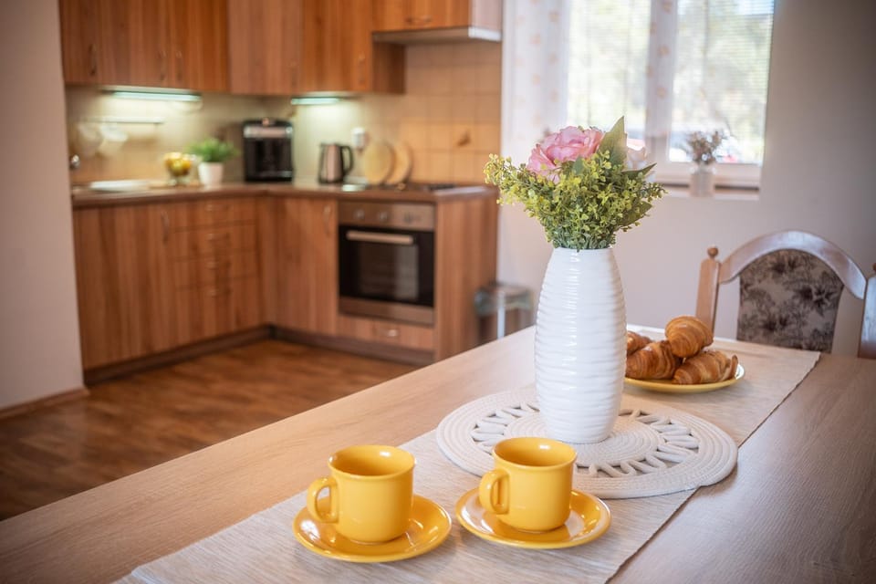 Coffee/tea facilities, Kitchen or kitchenette, Food and drinks, Dining area, stove