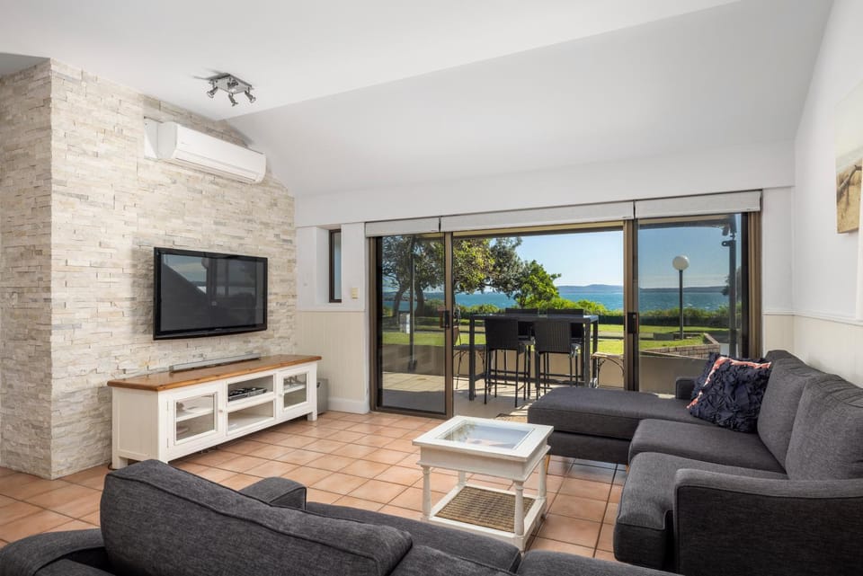 Patio, Communal lounge/ TV room, Living room, Dining area, Sea view, air conditioner