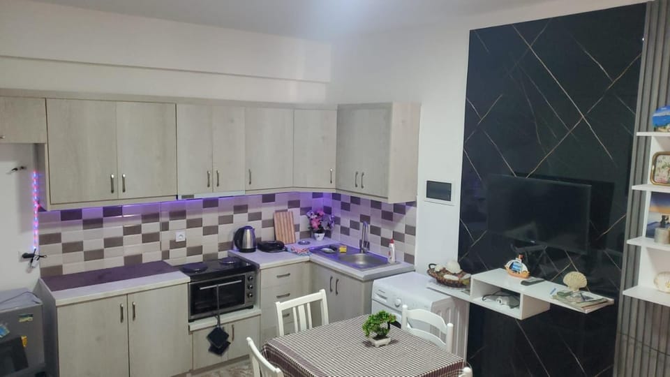 Kitchen or kitchenette, Dining area, oven, pet friendly, stove