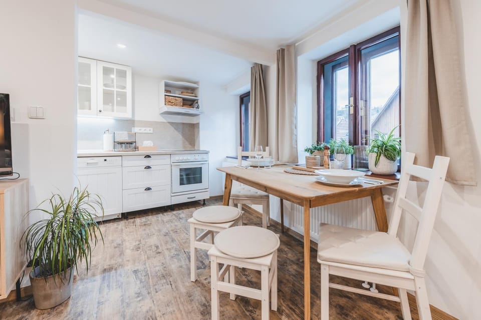 Kitchen or kitchenette, Dining area
