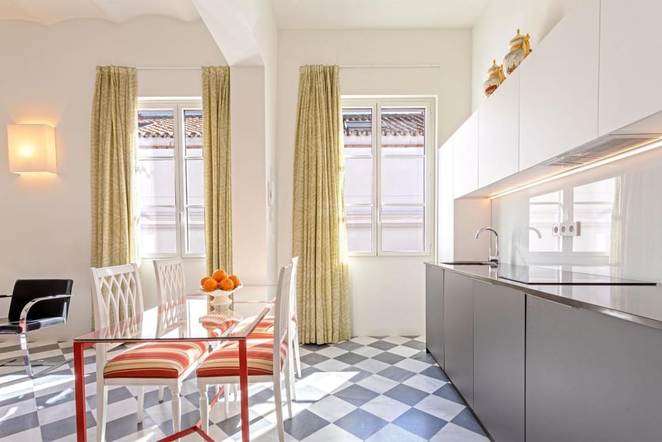 Kitchen or kitchenette, Dining area, Communal kitchen