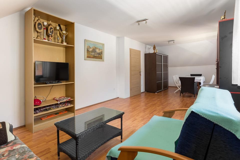 TV and multimedia, Living room, Seating area, Dining area, wardrobe