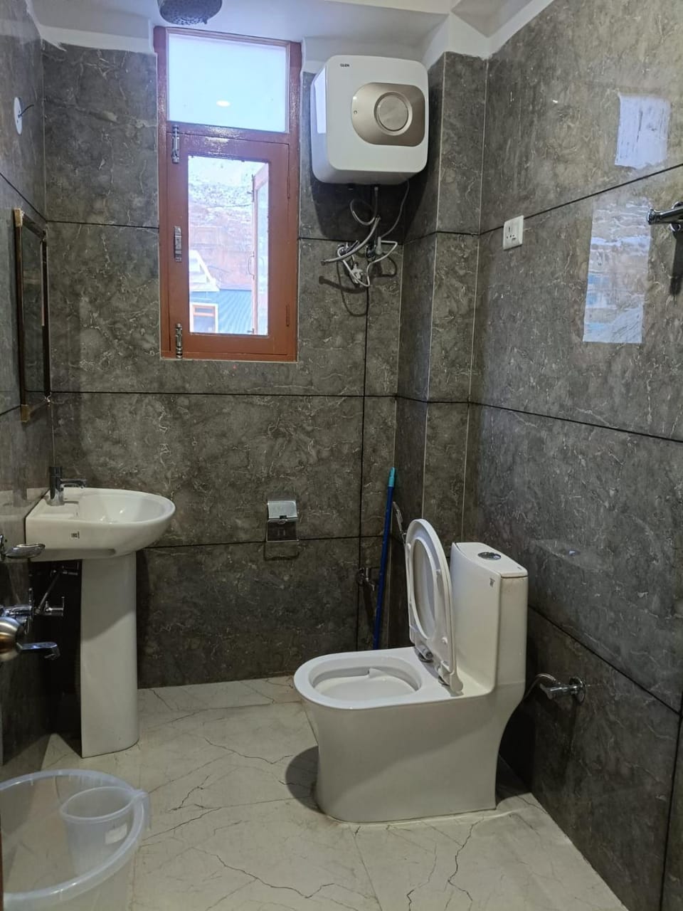 Toilet, Bathroom, towels