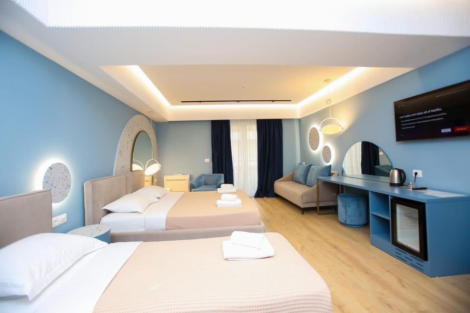 Bed, TV and multimedia, Bedroom