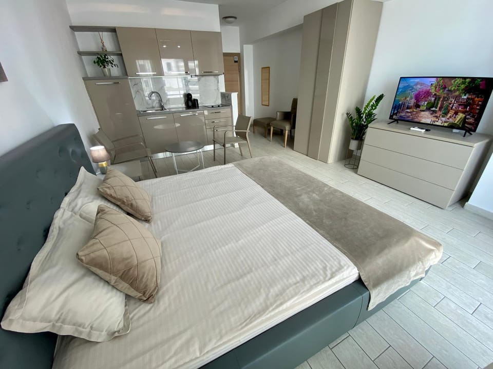 Bed, TV and multimedia, Bedroom