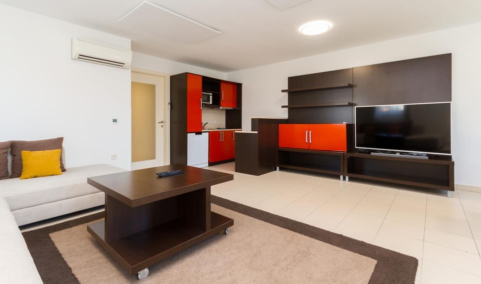 Communal lounge/ TV room, TV and multimedia, Living room, Seating area, Dining area
