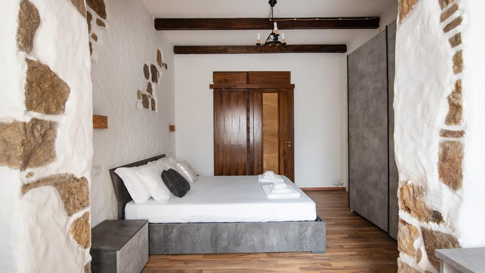 Photo of the whole room, Bedroom