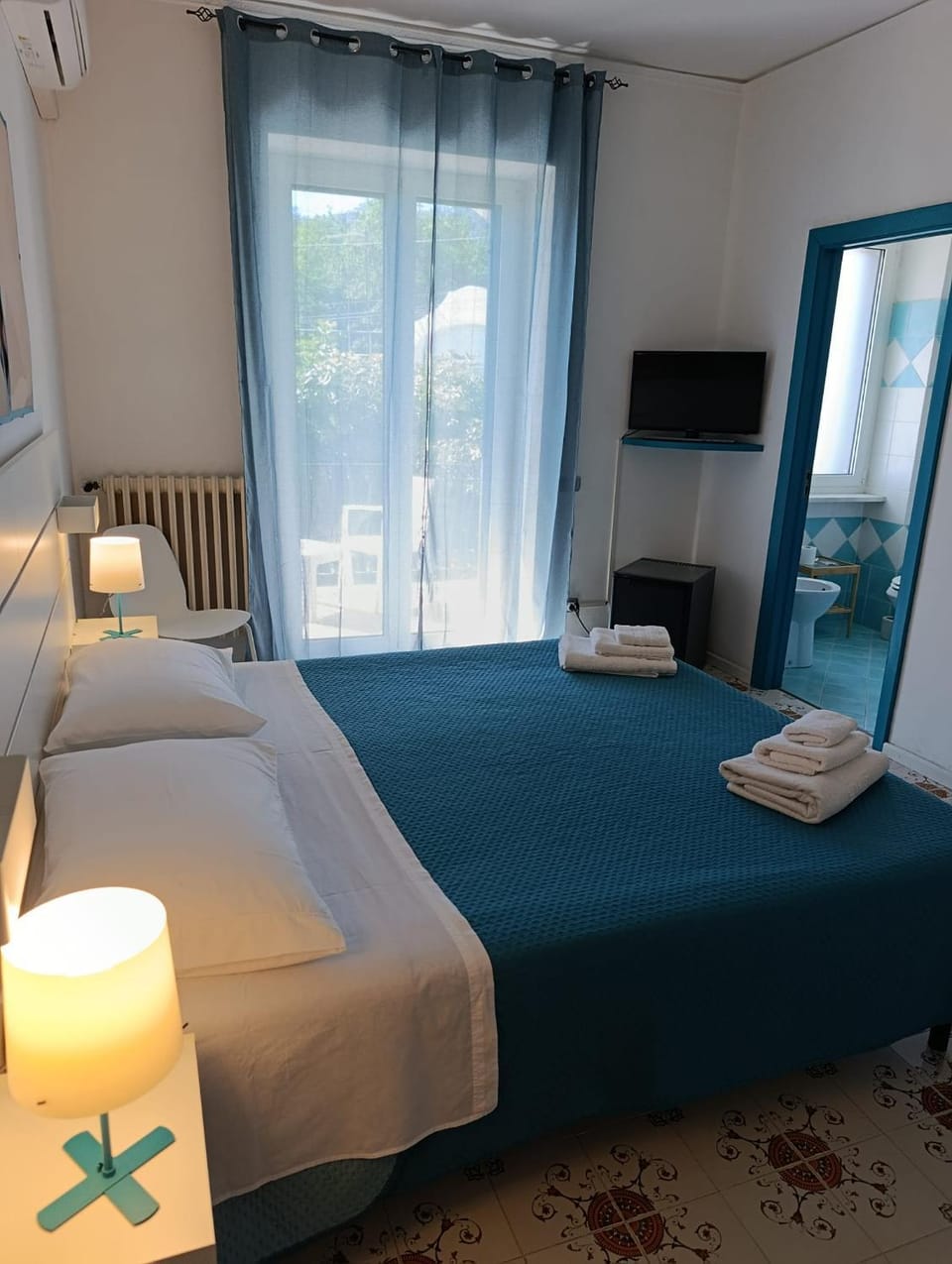 Bed, TV and multimedia, Photo of the whole room, Bedroom, internet, towels, air conditioner