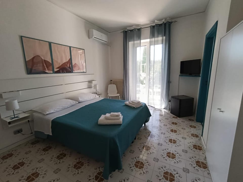 Bed, TV and multimedia, Photo of the whole room, Bedroom, towels, wardrobe, air conditioner