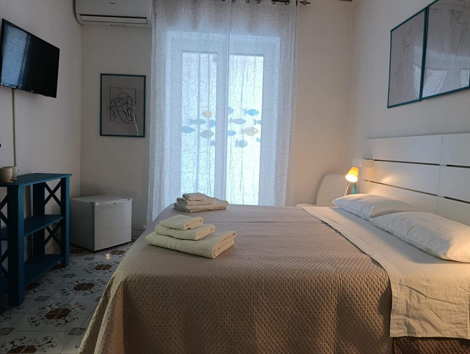 Bed, TV and multimedia, Photo of the whole room, Bedroom, towels, air conditioner