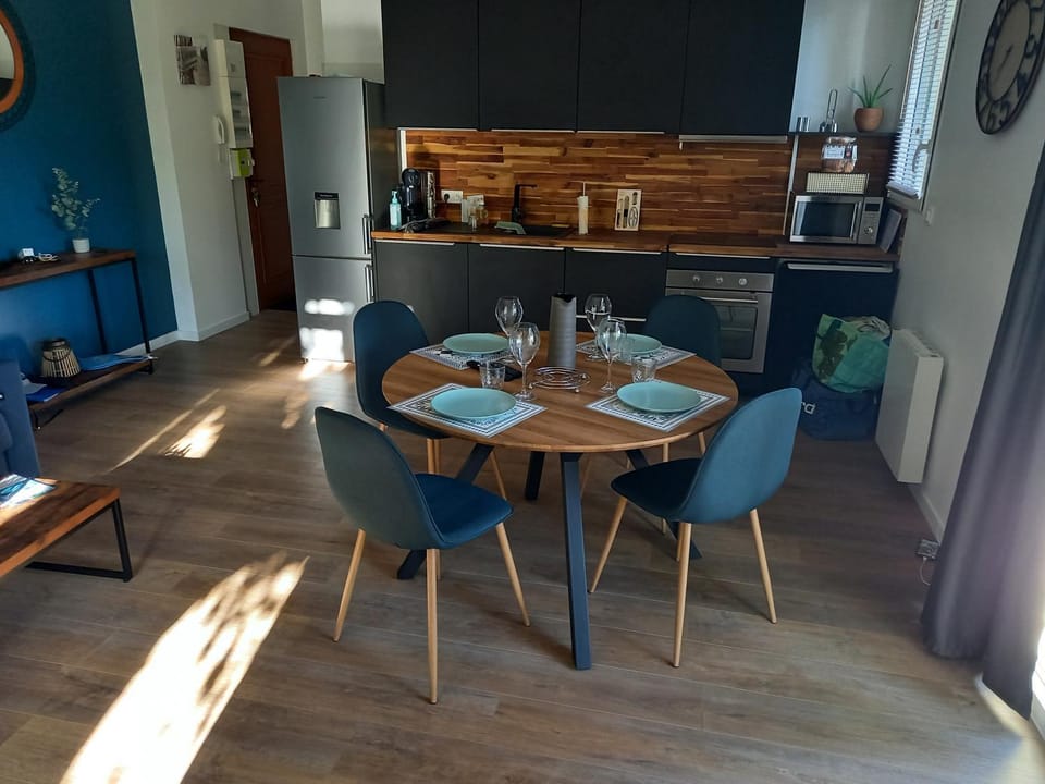 Kitchen or kitchenette, Dining area, minibar, pet friendly, stove