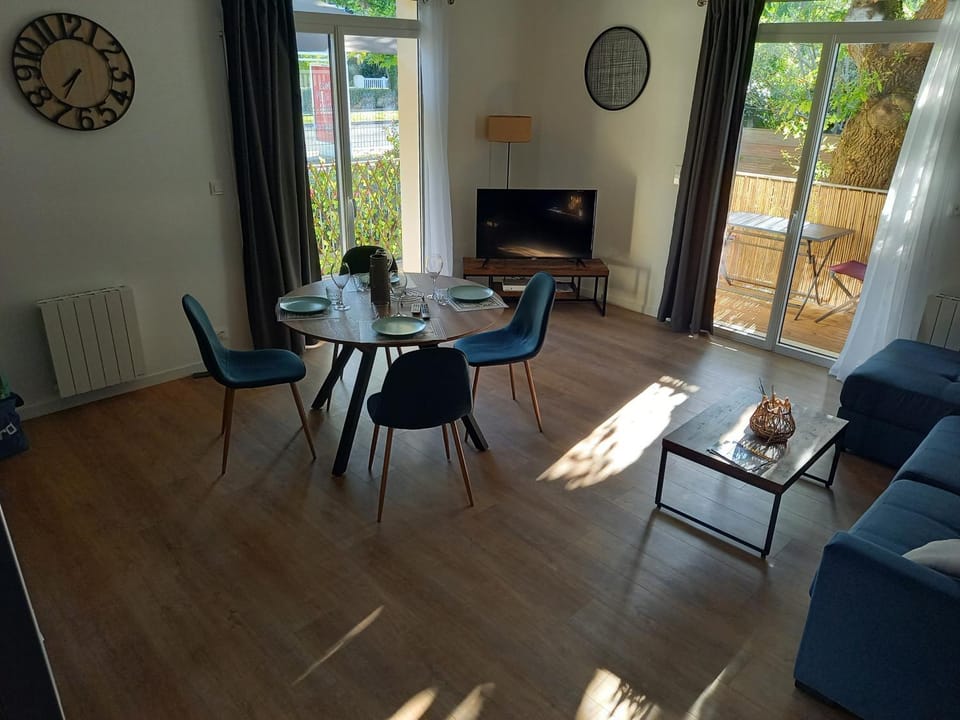 Living room, Dining area
