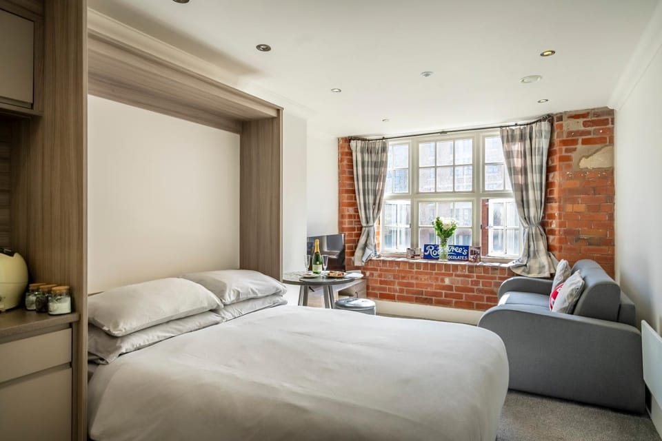 Bed, Living room, Photo of the whole room, Seating area, Bedroom