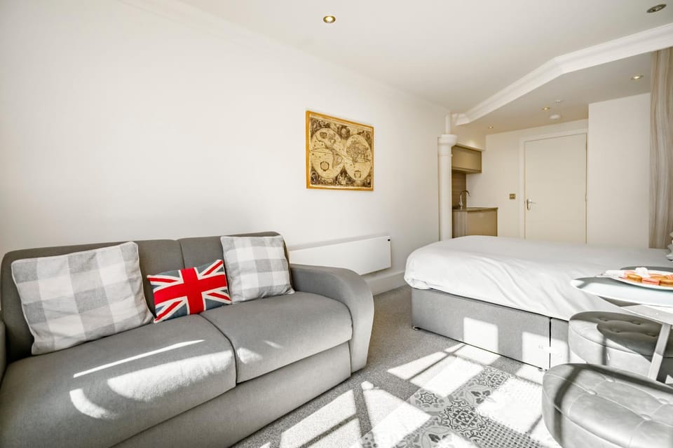 Bed, Living room, Photo of the whole room, Seating area, Dining area, Bedroom