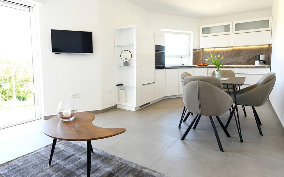 Kitchen or kitchenette, Seating area, air conditioner
