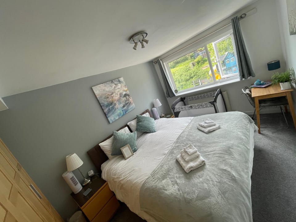 Photo of the whole room, Bedroom, cot