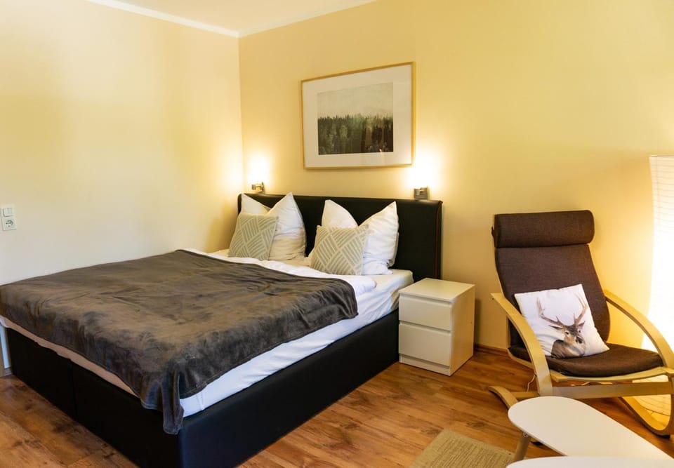 Bed, Photo of the whole room, Seating area, Bedroom