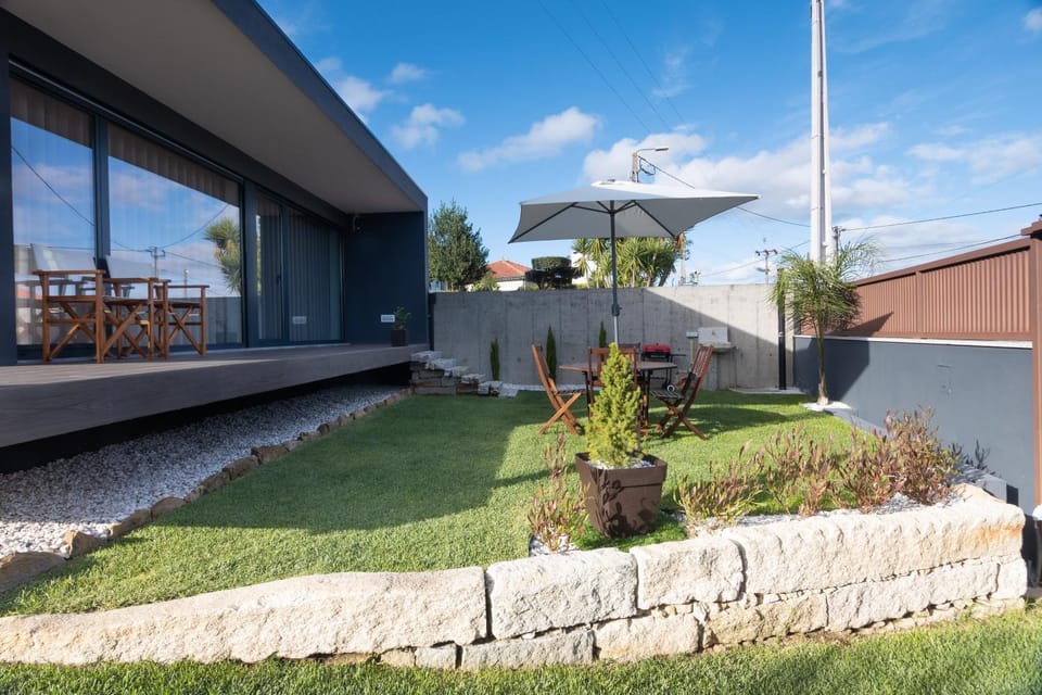 Shower, Facade/entrance, BBQ facilities, Garden