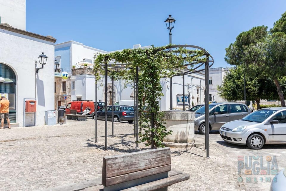 Property building, Day, Neighbourhood, Location, Parking