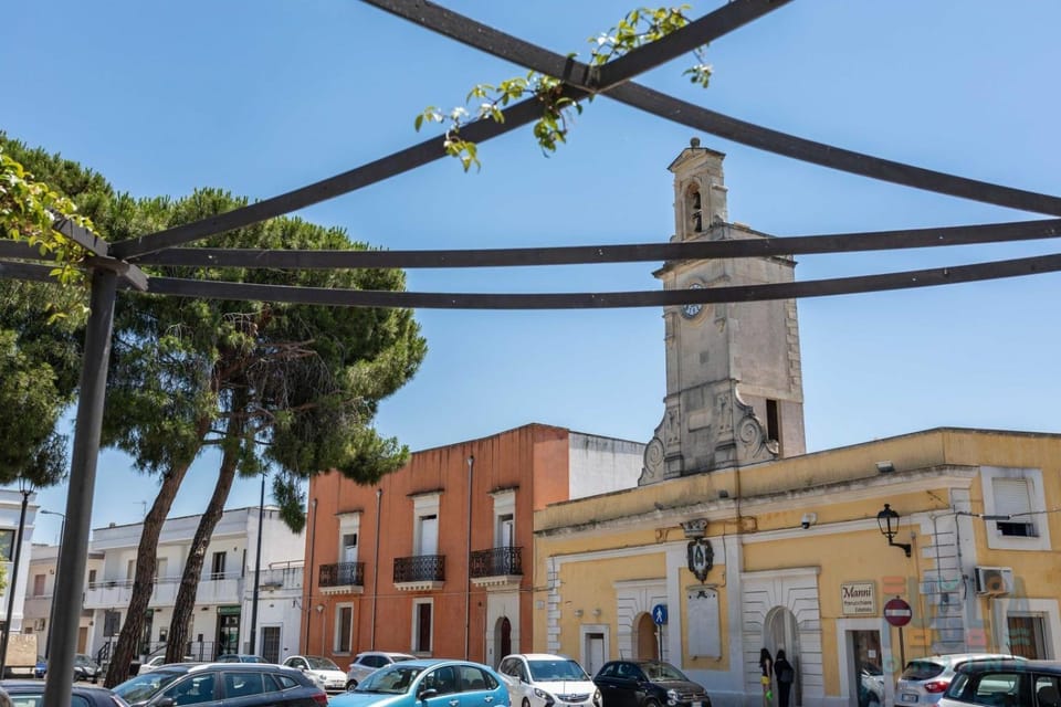 Property building, Day, Neighbourhood, City view, Landmark view, Location, Parking
