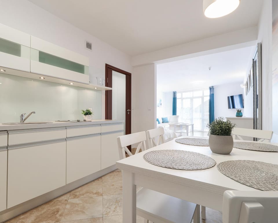 Bathroom, Kitchen or kitchenette, Dining area