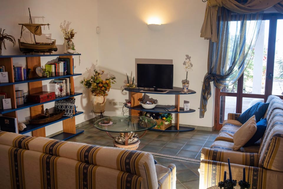 Communal lounge/ TV room, Library, Living room, Seating area