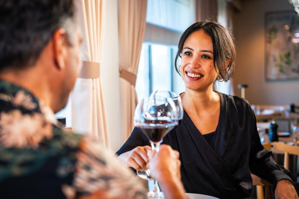 Restaurant/places to eat, Food and drinks, Food, Guests, Drinks, Alcoholic drinks, group of guests