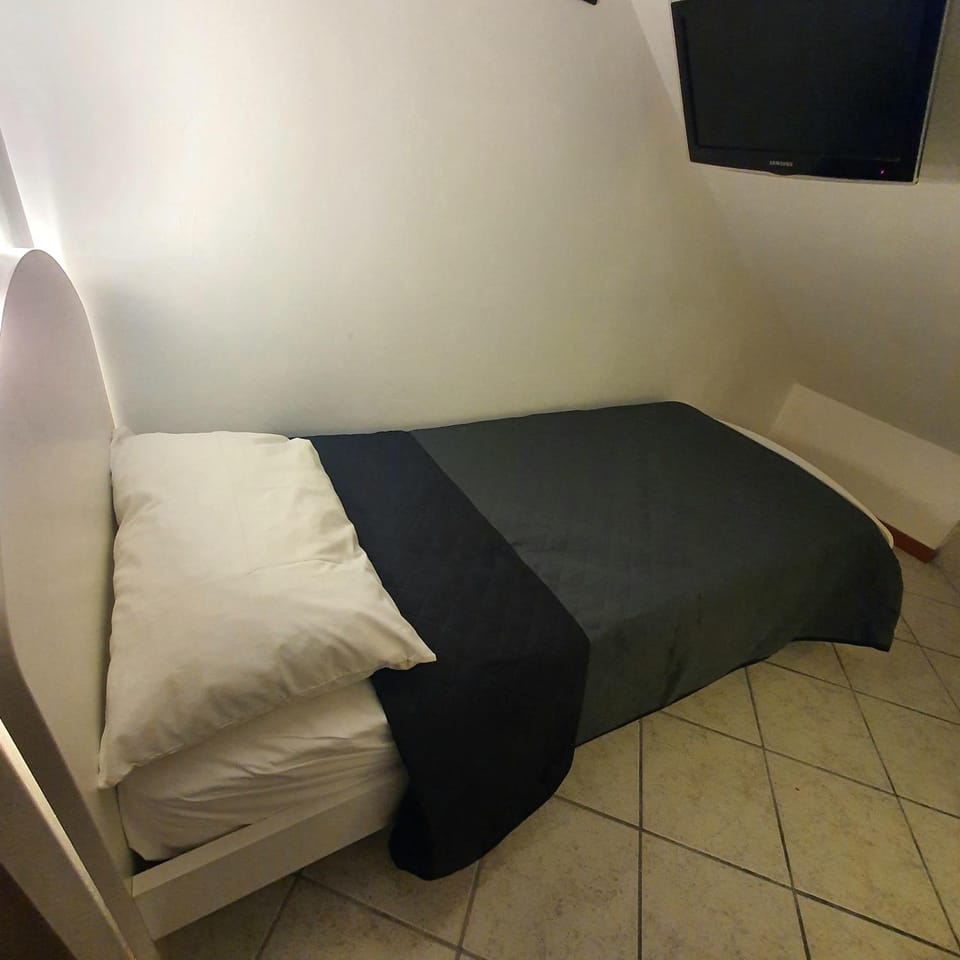 Appartamento Stropea con giardino privato e piscina Apartment in Lake Garda