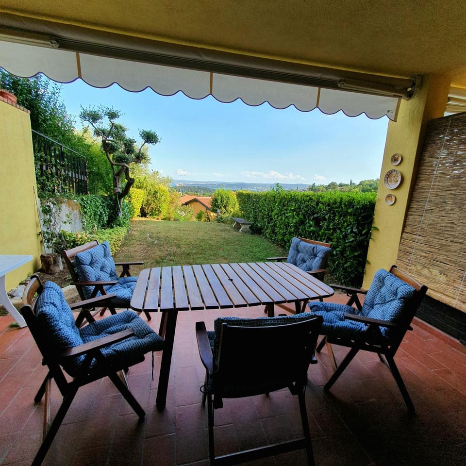 Appartamento Stropea con giardino privato e piscina Apartment in Lake Garda