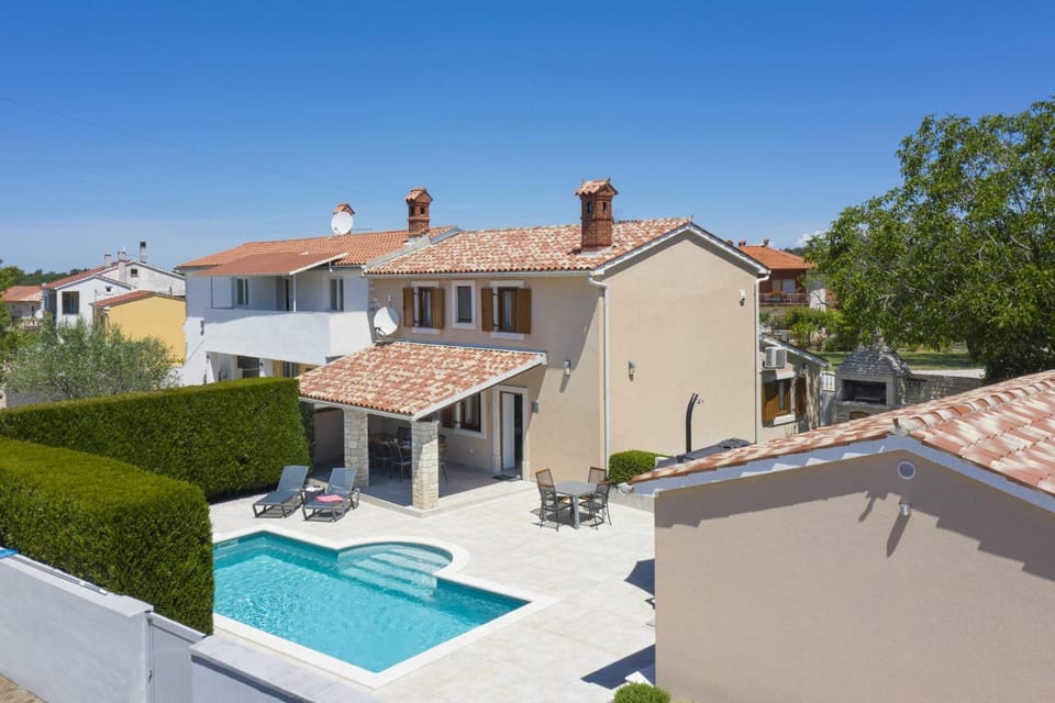 Property building, Day, Pool view, Swimming pool, sunbed