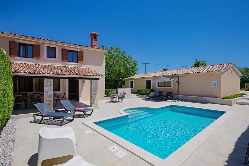 Property building, Patio, Day, Pool view, Swimming pool, sunbed