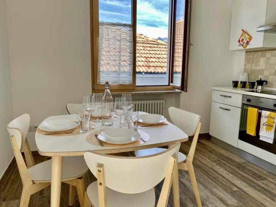 Kitchen or kitchenette, Dining area