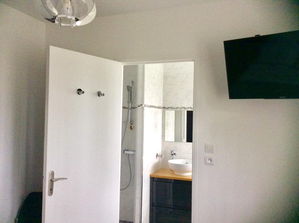 Bathroom, TV and multimedia