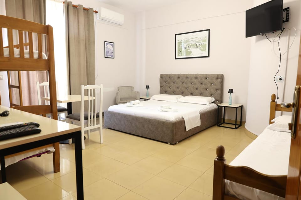 Bed, TV and multimedia, Photo of the whole room, Seating area, Bedroom, towels